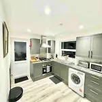 Swindon 3 Bedroom Relaxing Home With Parking - Good Location For Family Or Contractors