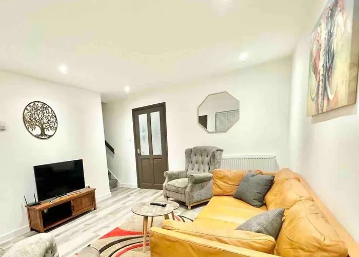 Swindon 3 Bedroom Relaxing Home With Parking - Good Location For Family Or Contractors