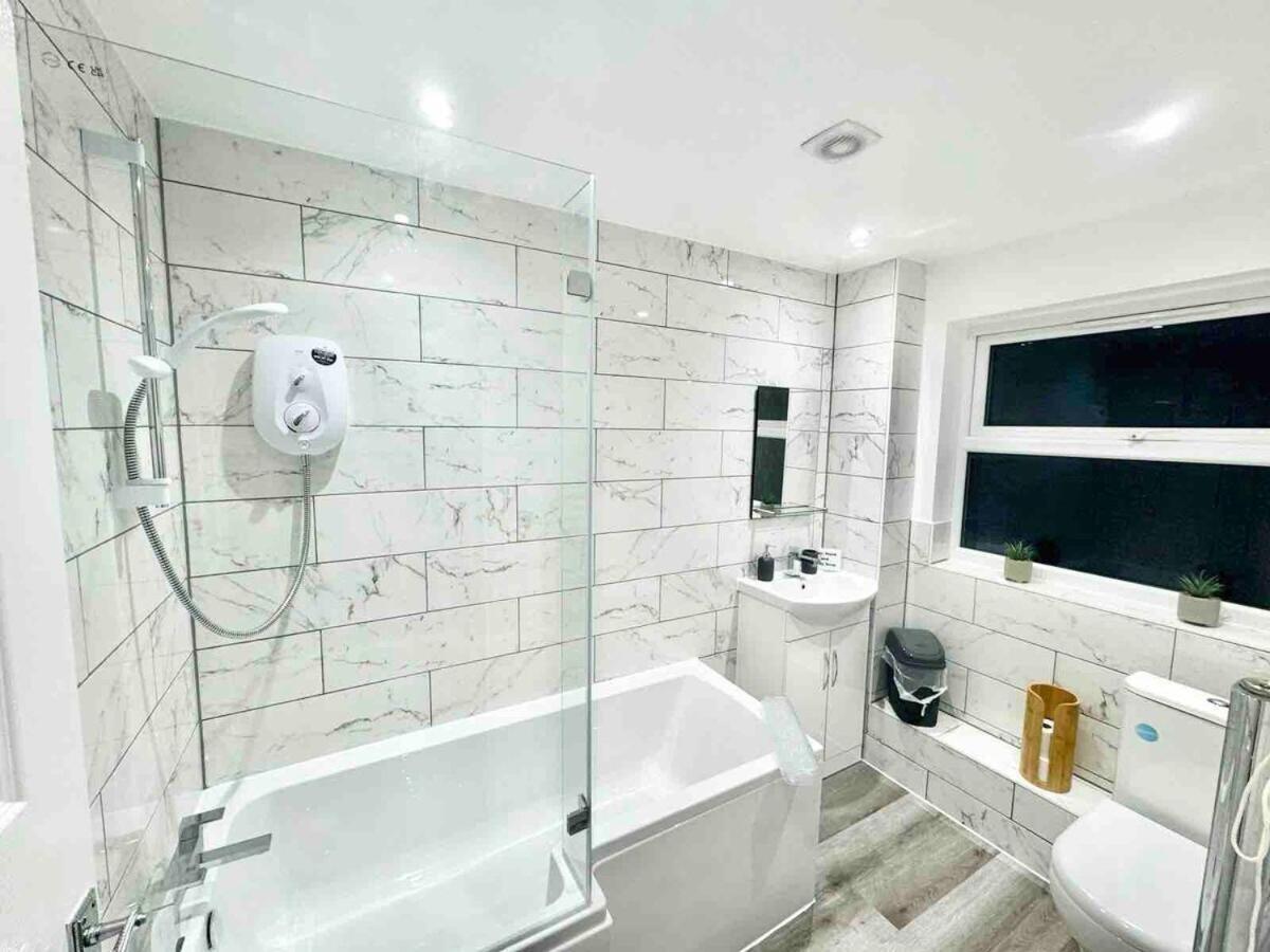 3 Bedroom Relaxing With Parking - Good Location For Family Or Contractors Holiday home *