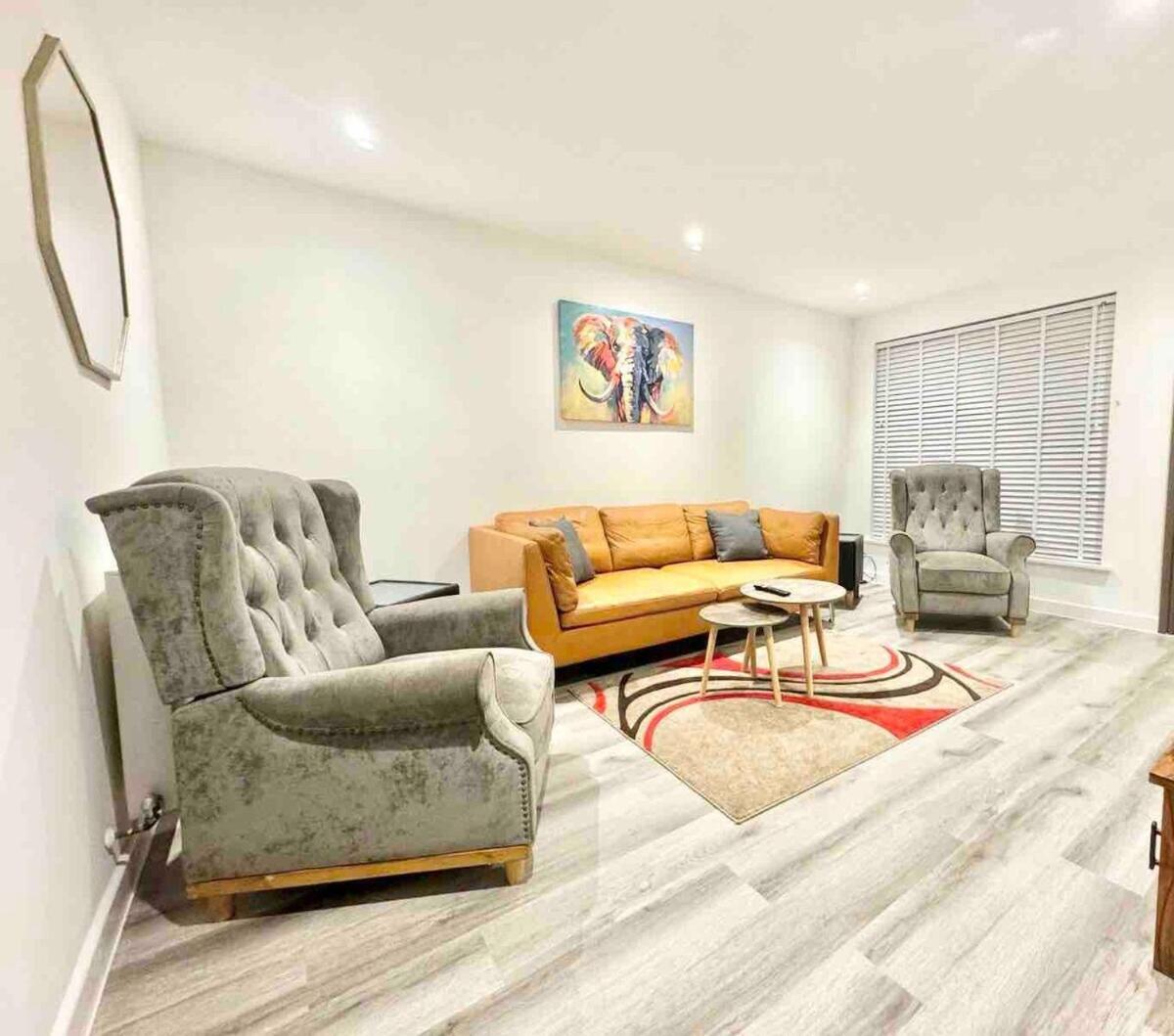 Holiday home 3 Bedroom Relaxing With Parking - Good Location For Family Or Contractors *