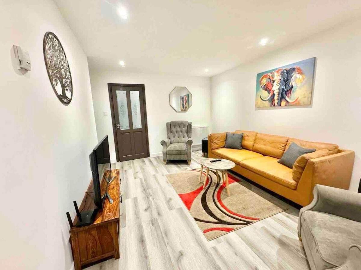 3 Bedroom Relaxing With Parking - Good Location For Family Or Contractors * Swindon