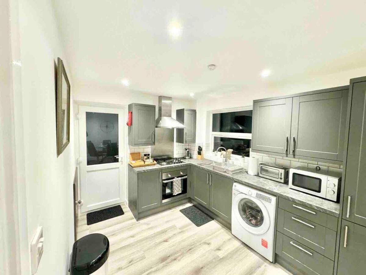 Holiday home 3 Bedroom Relaxing With Parking - Good Location For Family Or Contractors Swindon
