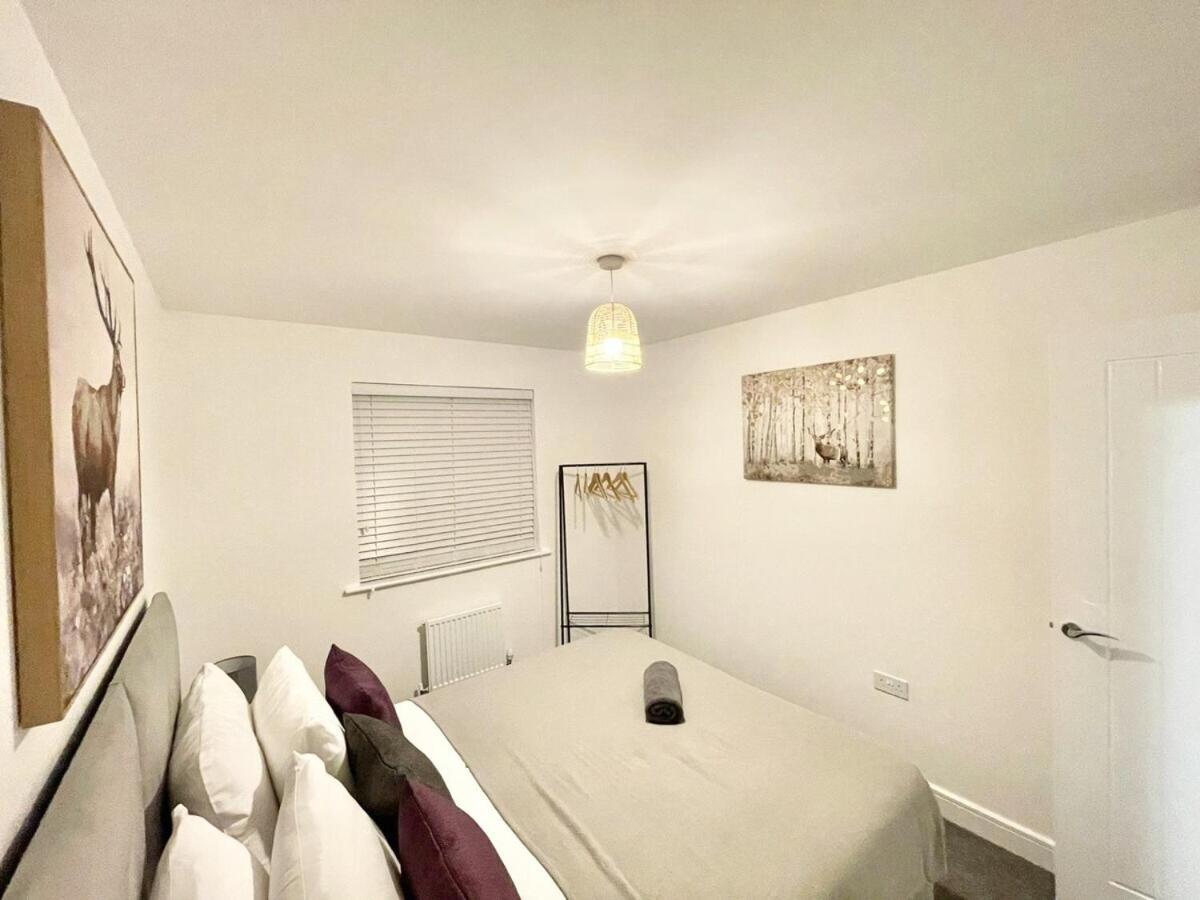 3 Bedroom Relaxing With Parking - Good Location For Family Or Contractors * Swindon