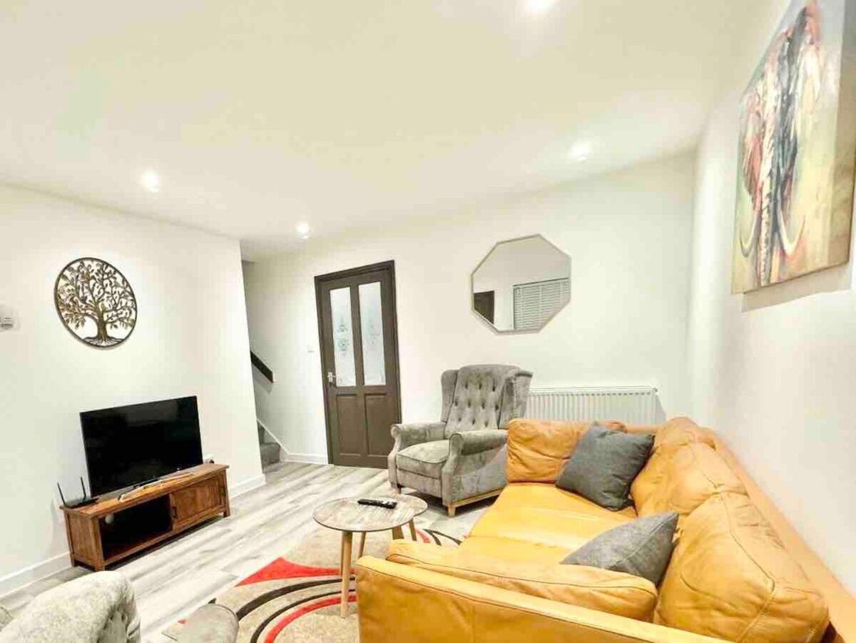 3 Bedroom Relaxing With Parking - Good Location For Family Or Contractors Holiday home *