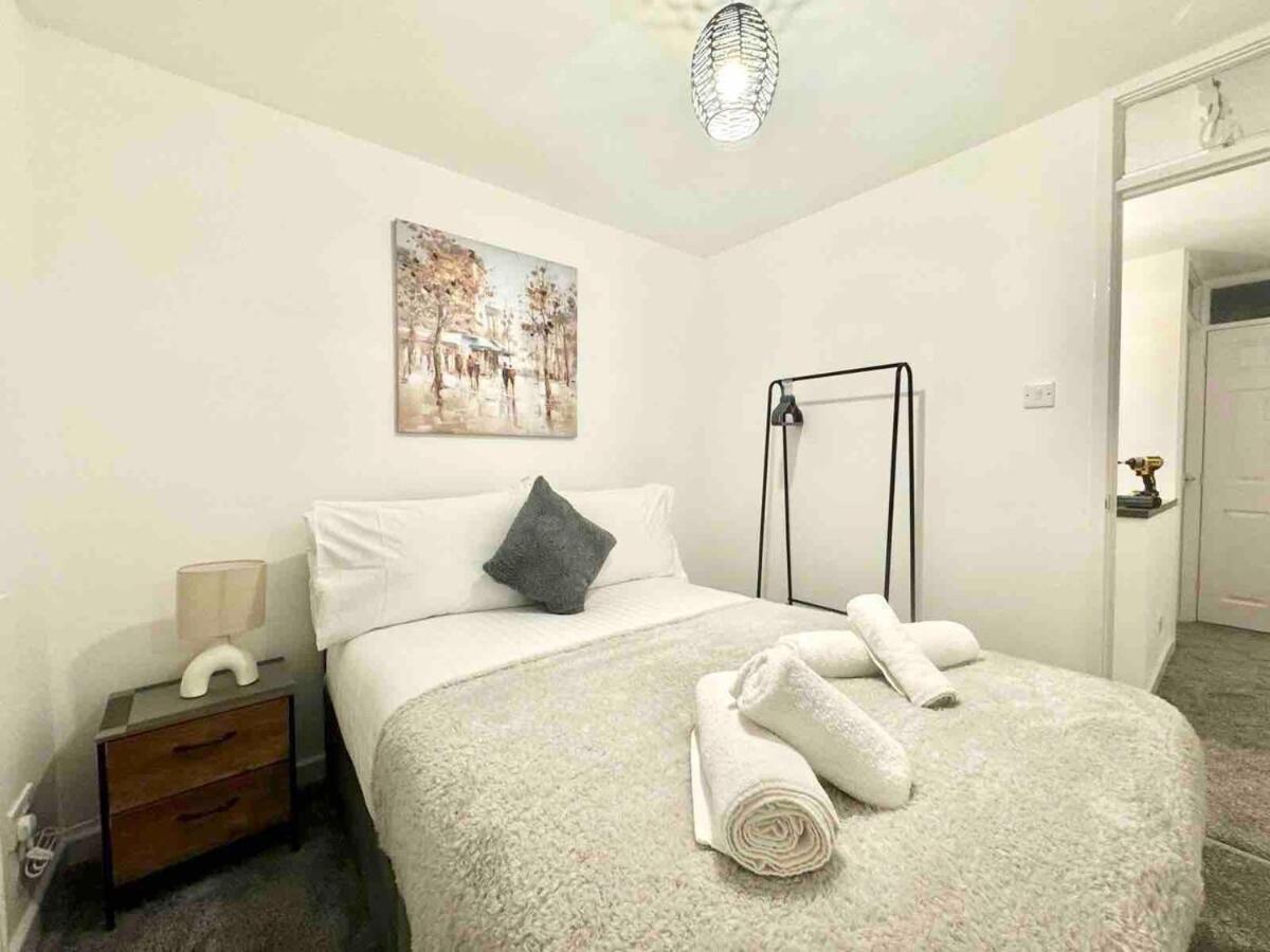 3 Bedroom Relaxing With Parking - Good Location For Family Or Contractors Swindon