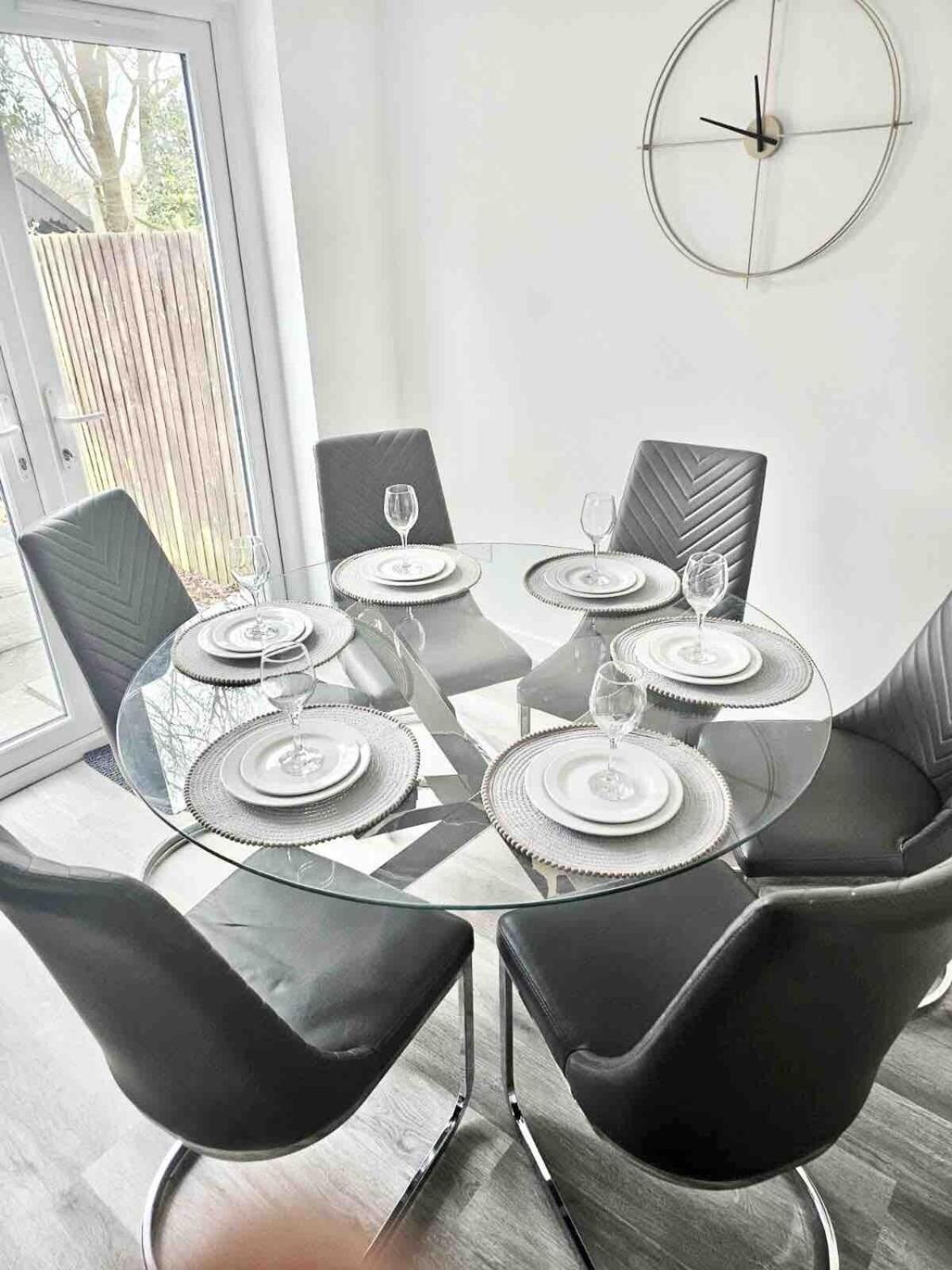 Holiday home 3 Bedroom Relaxing With Parking - Good Location For Family Or Contractors *
