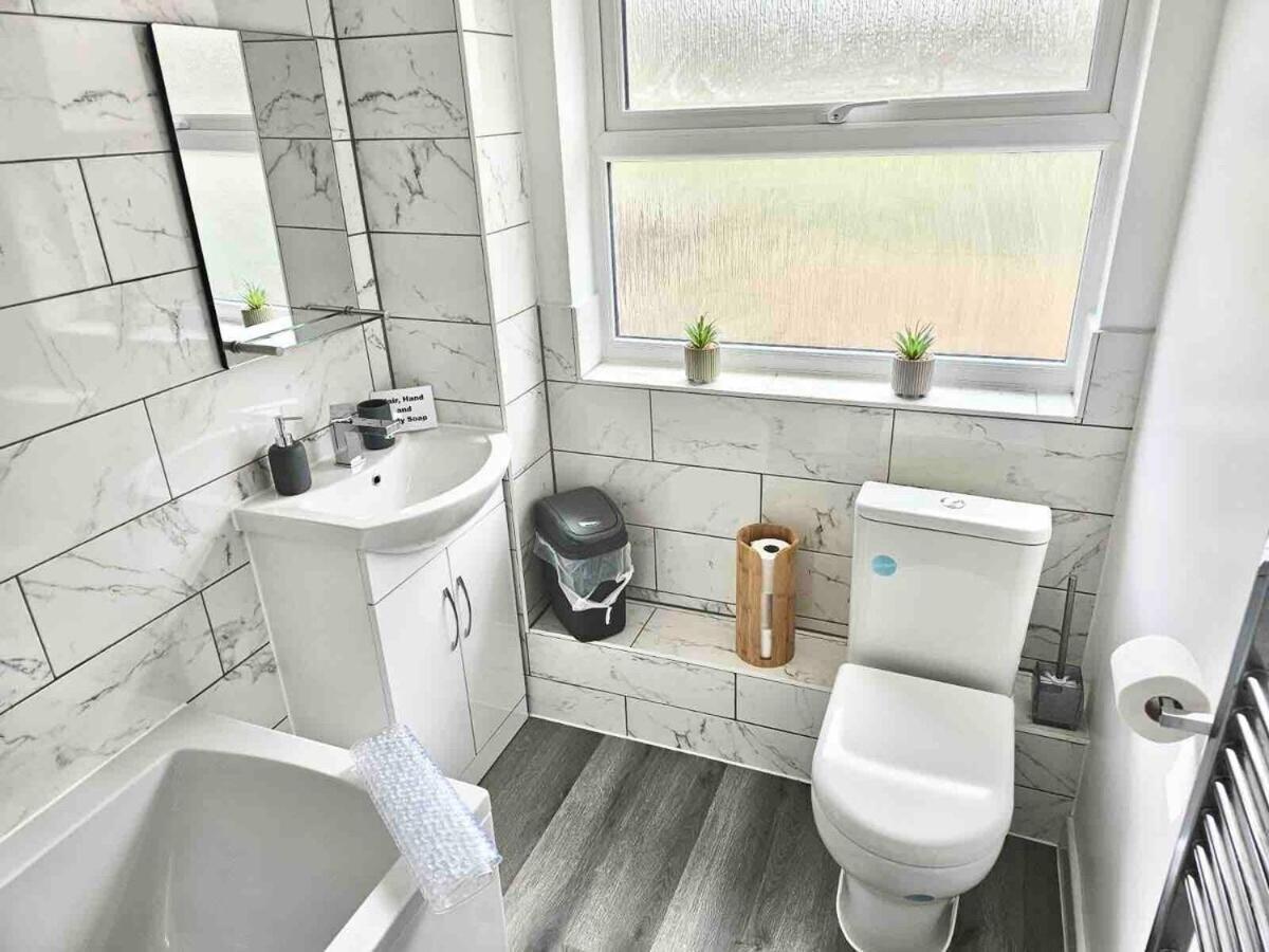 Holiday home 3 Bedroom Relaxing With Parking - Good Location For Family Or Contractors *